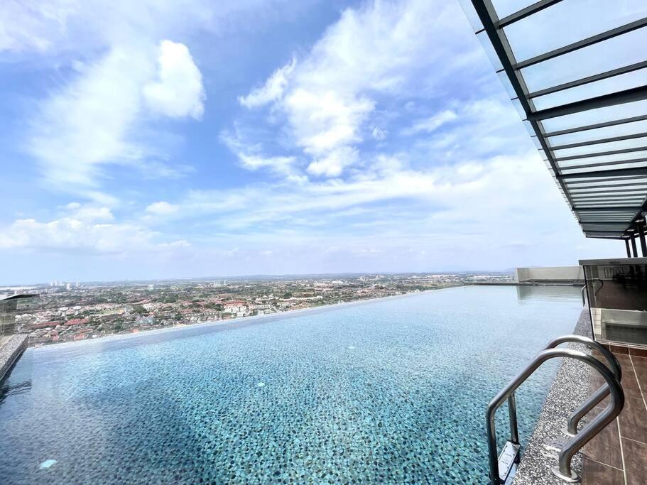 Ins Suite @ The Quartz Residence-Infinity Pool Malacca Exterior photo