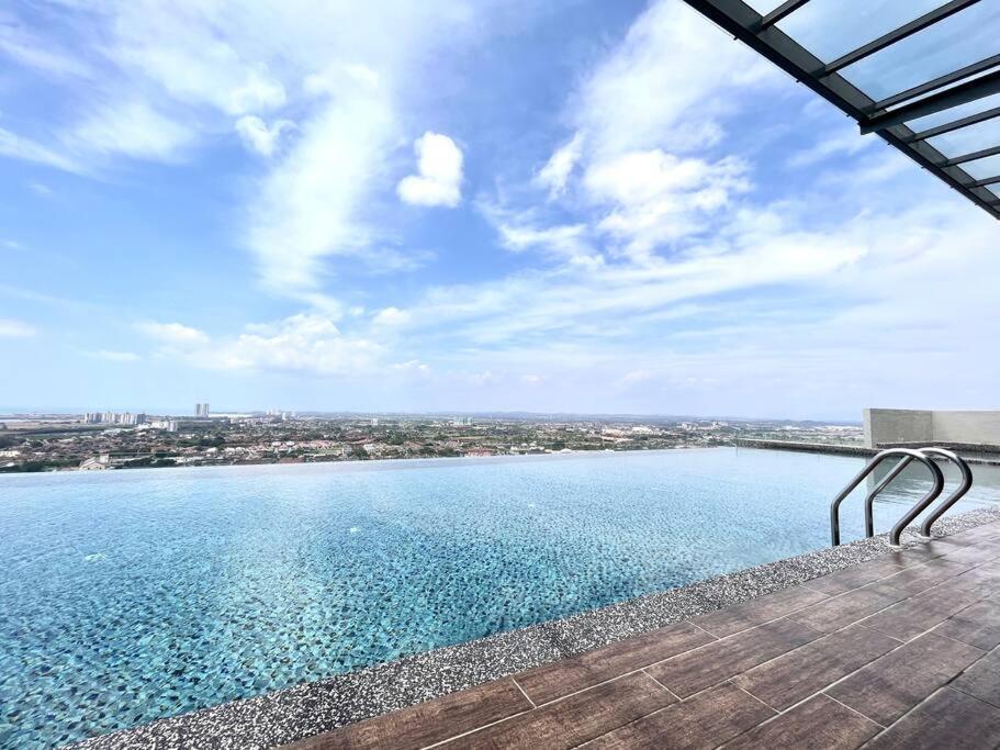 Ins Suite @ The Quartz Residence-Infinity Pool Malacca Exterior photo